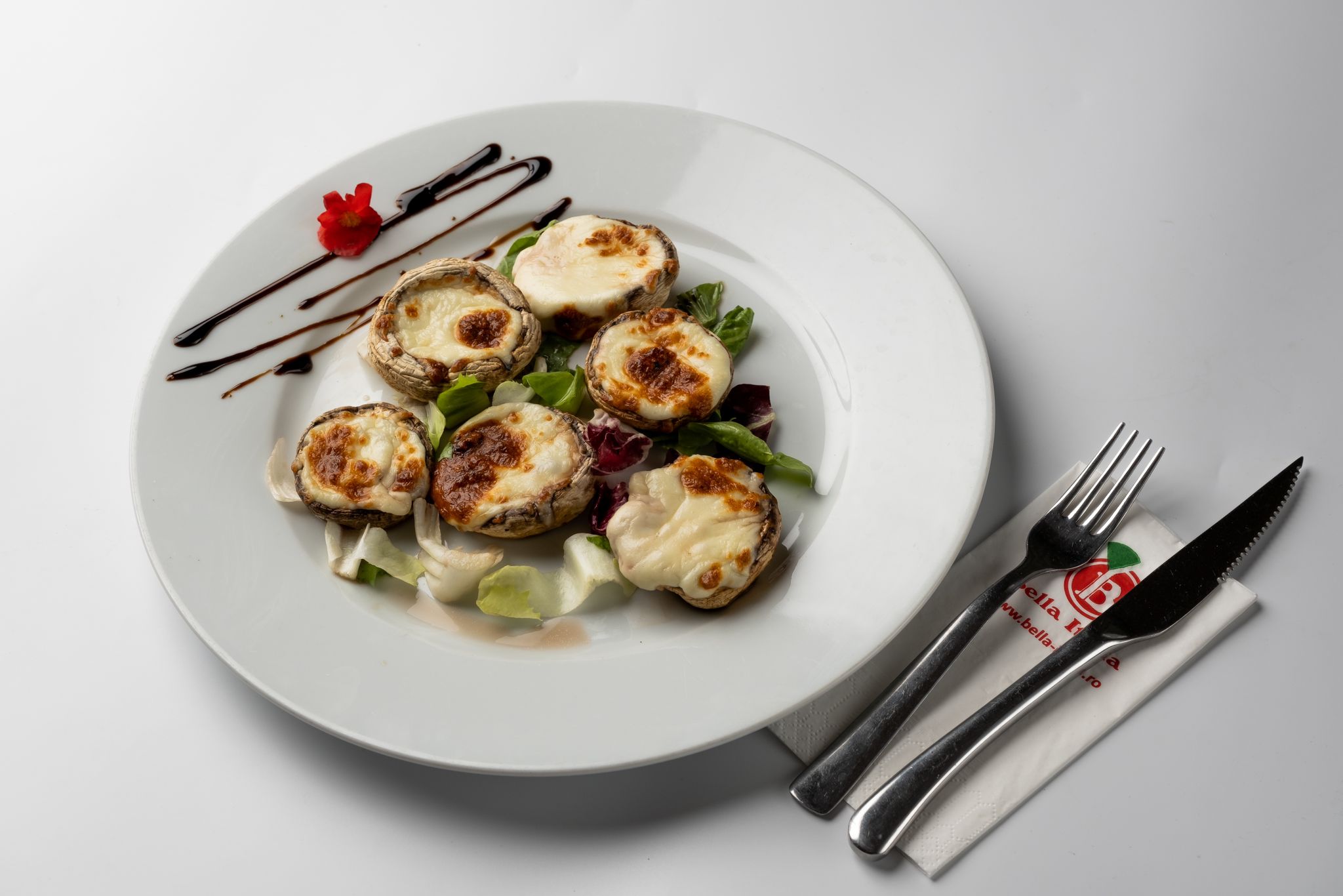 Ciuperci umplute cu mozzarella