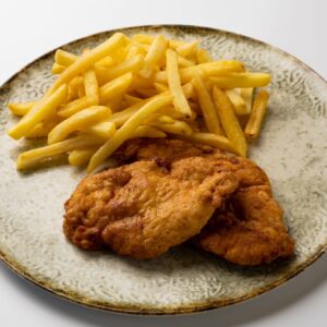 Şniţel de porc cu cartofi prăjiți