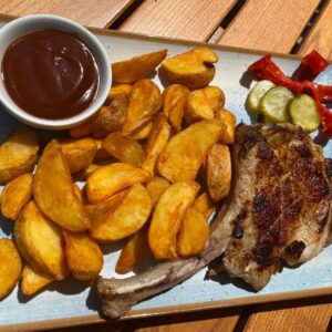 Tomahawk porc cu cartofi wedges